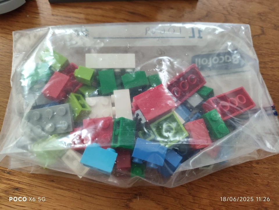 LEGO 10659 Blue Suitcase, photo 2 of 5