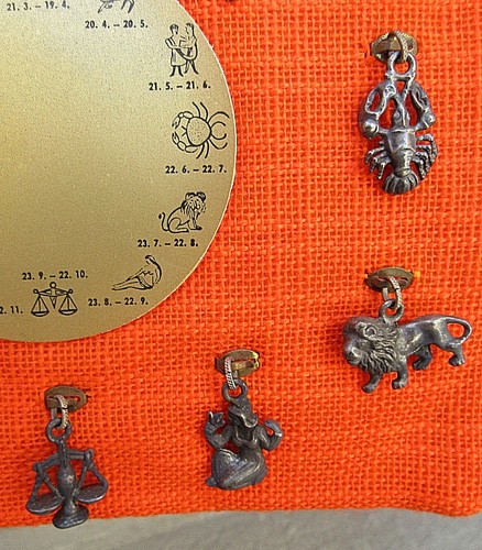 JUEGO COLGANTE FIGURAS ZODIACO PELTRE AÑOS 70 VINTAGE EXHIBICIÓN COMPLETO HECHO EN NORUEGA - Imagen 5 de 11