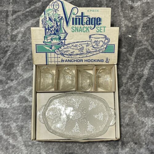 Vintage Anchor Hocking frühes amerikanisches 8-teiliges Snack-Set mit Box