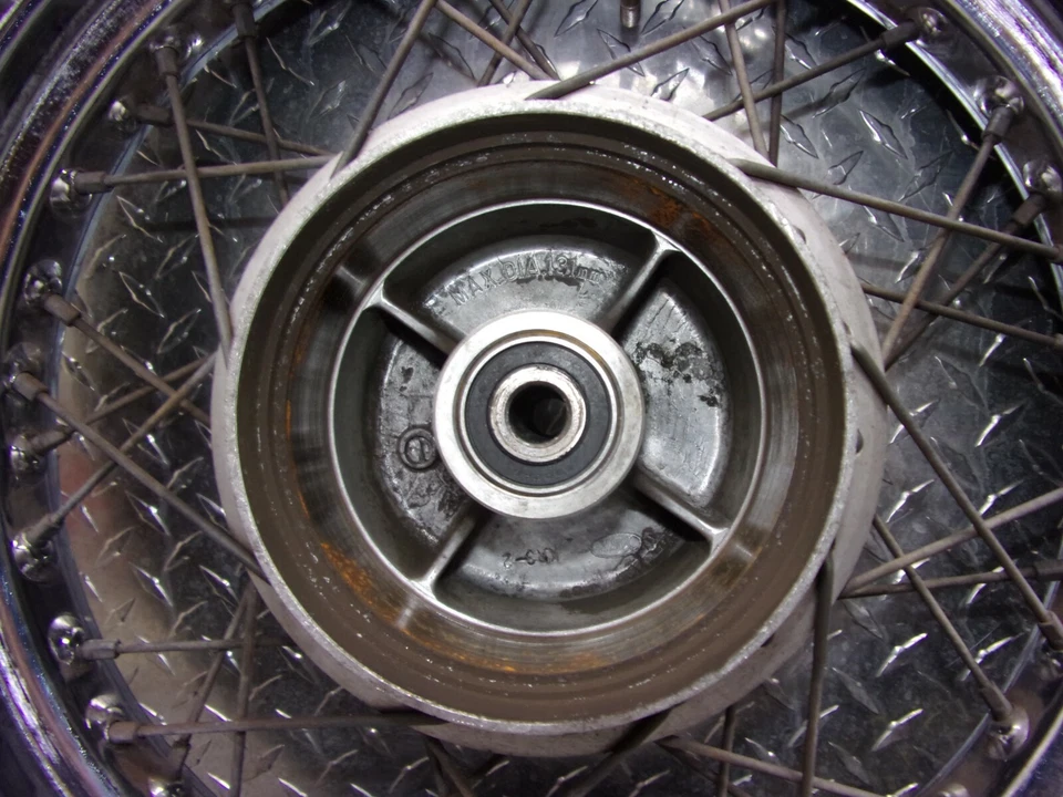 704 B HONDA REBEL CMX 250 2004 OEM RUEDA TRASERA Foto 2 de 4