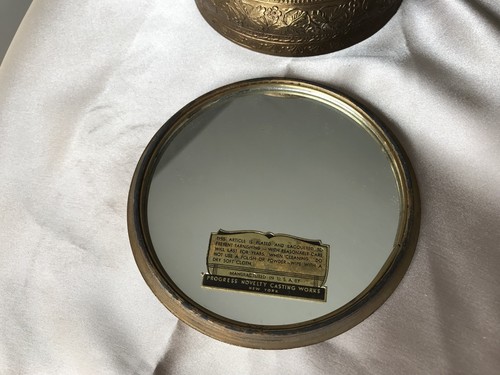 Vintage P.N.C.W. Metal Powder Box with Glass Insert, Scene Of Lovers - Picture 8 of 9