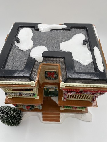 Department 56 Snow Village Ferienwohnungen Mehrfamilienhaus Keramik mit Licht - Bild 4 von 24