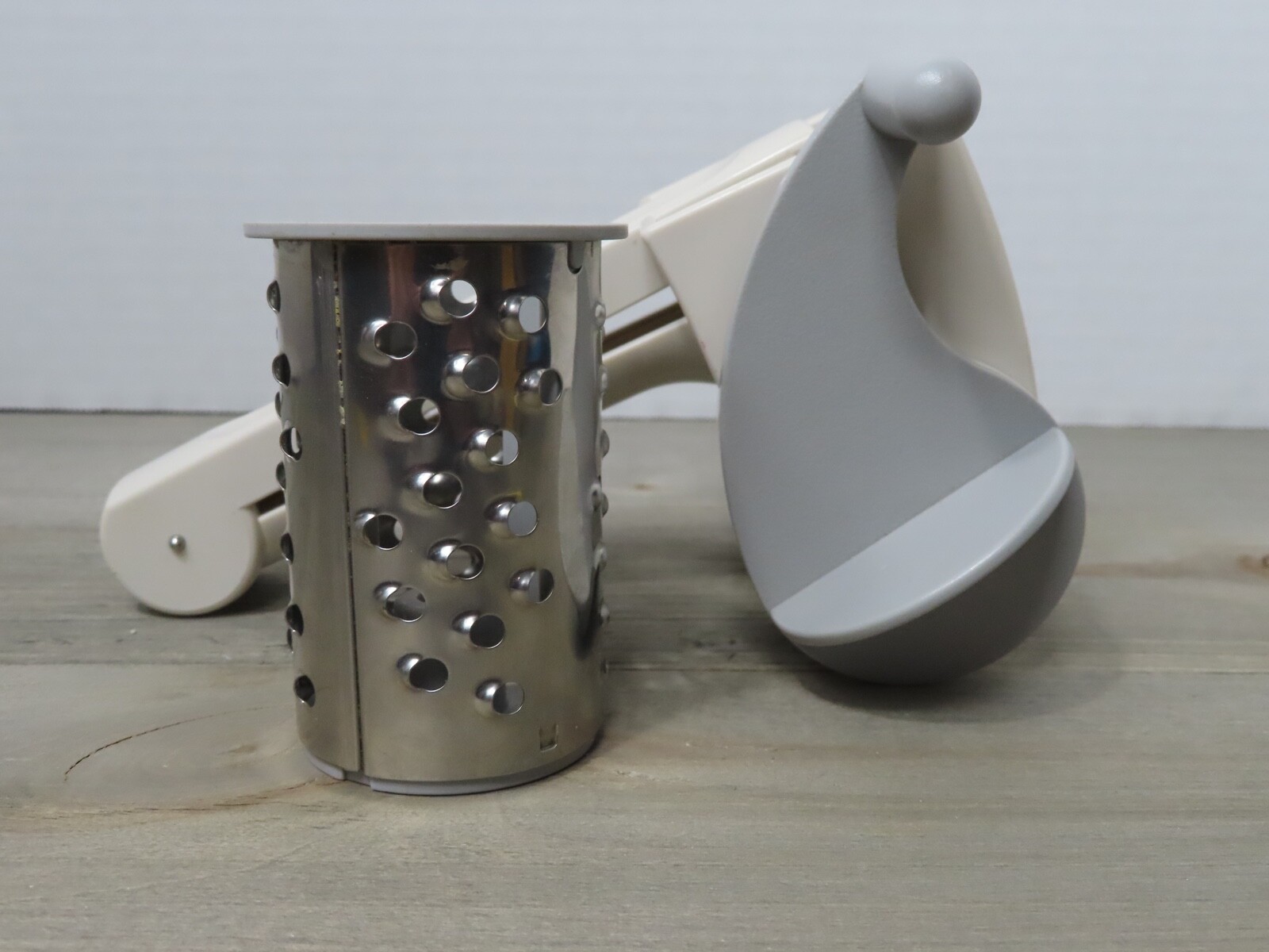 Pampered Chef 1275 Deluxe Rotary Handheld Cheese Grater w/ Fine