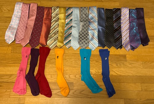 Beautiful Collection of 17 Men’s Ties, all Colors, and 6 Pairs London Fog Socks - Picture 1 of 9