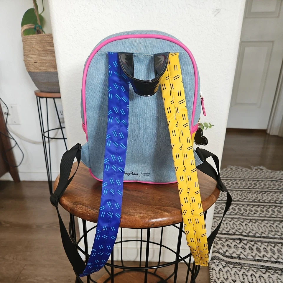  Mini mochila vaquera Mickey Mouse Club de los parques de Disney de Danielle Nicole Foto 2 de 4