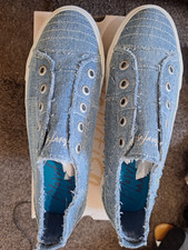 Bowfish sneaker features a cushioned footbed and a pre-distressed, unlaced UK 6