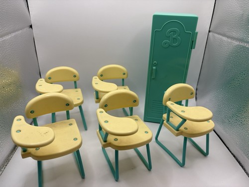 Mattel Barbie Estudiante Escolar 5 Sillas de Escritorio y Armario Muebles Juguete Aula