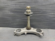 2001 Suzuki GSXR1000 bottom triple tree, lower fork suspension bridge #913256