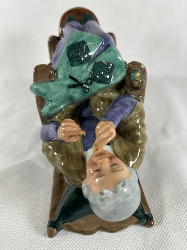 Royal Doulton figurine A STITCH IN TIME HN2352 - Unboxed - Picture 5 of 6