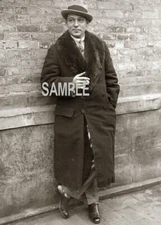 1925 RUDOLPH VALENTINO Candid Photo (139-f )