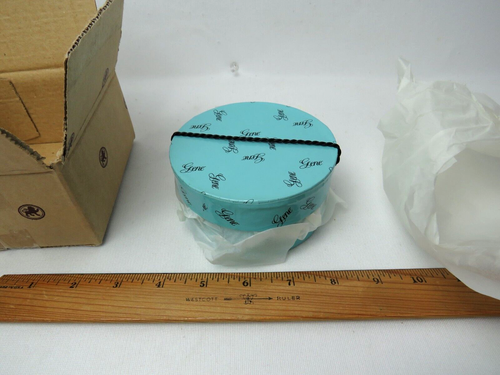 BOX CAPPELLO ASHTON DRAKE GENE BLU NUOVO CON SCATOLA SENZA SCATOLA #94391 CON SCATOLA SPEDIZIONI NUOVO MAI USATO - Foto 2 di 14