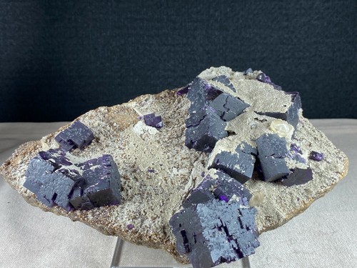 Cristalli di fluorite viola scuro su matrice - miniera di olmo - Foto 11 di 12