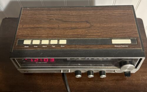 JCPenney 680-3816-13 Wood Grain AM/FM Alarm Clock Radio Stereo POWERS ON READ - Picture 2 of 10