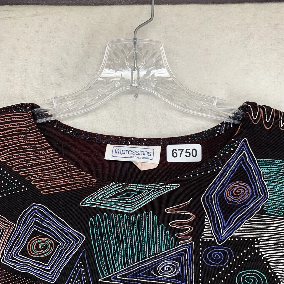 Top grande para mujer estampado artístico colorido detallado elástico ligero de colección Foto 3 de 4