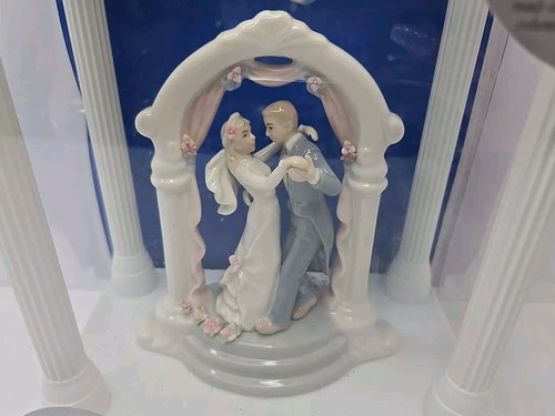 2003 Wilton Wedding Ornament Cake Topper Bride Groom & Display Case New - Picture 2 of 5