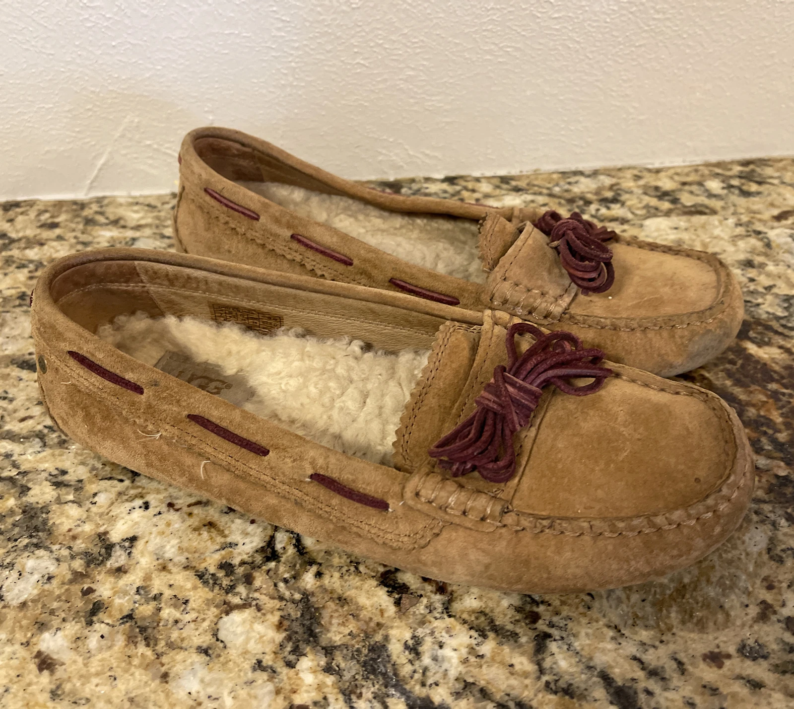 Mocassino da guida slip on UGG Meena taglia 7 marrone marrone chiaro in pelle 1006035