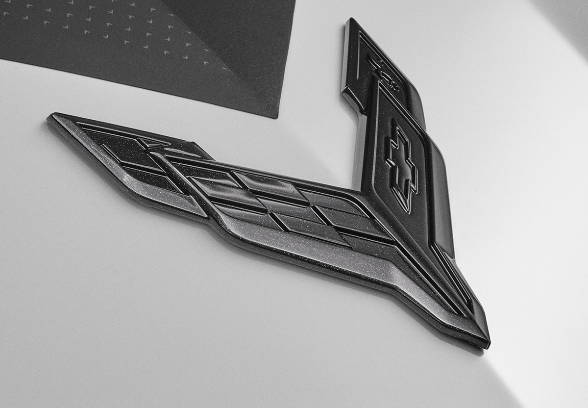 2020-25 Corvette C8 Front Crossed Flags Emblem Carbon Flash