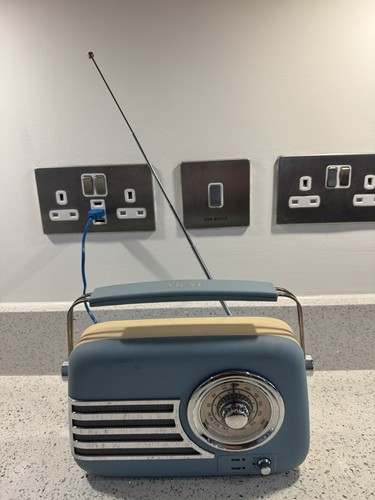 Akai Vintage Portable Bluetooth FM Radio - Blue - A60048BLU - Picture 1 of 8