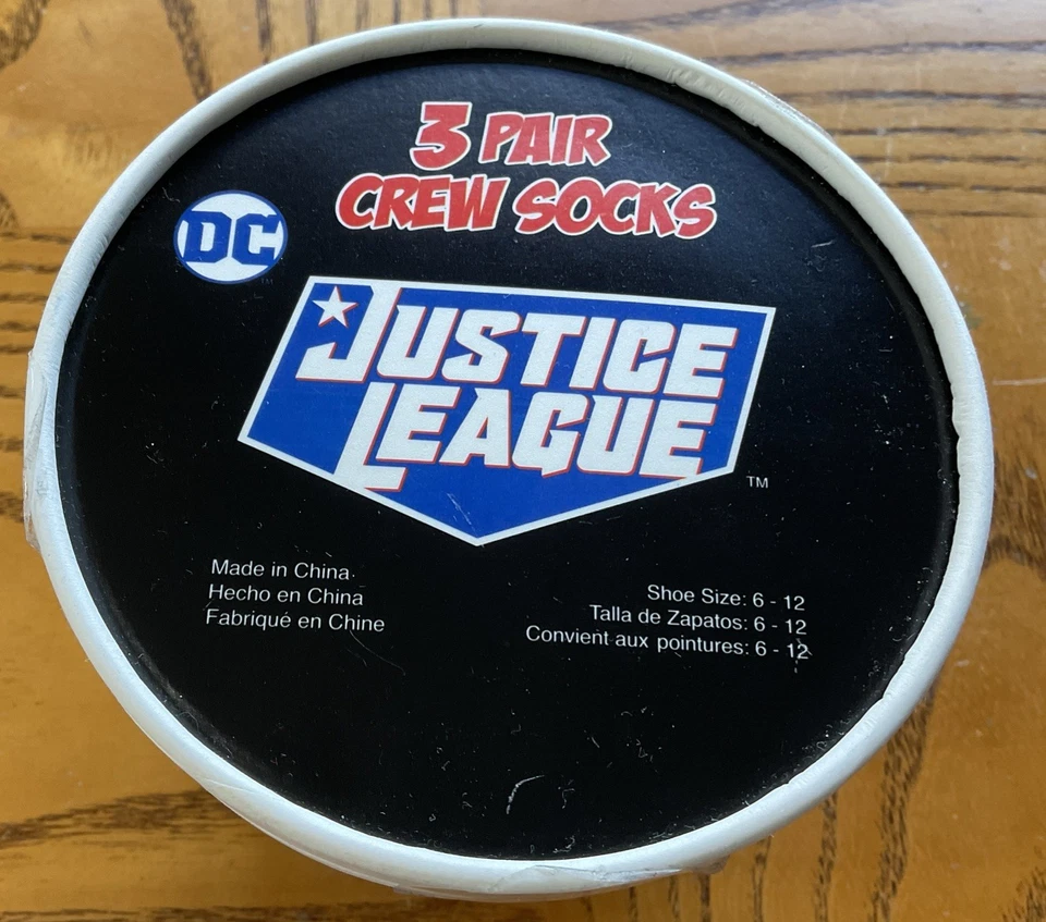 DC Justice League 3 双船员袜尺寸 6-12 英寸装饰品脱纸箱新品 — 第 3/4 张图片