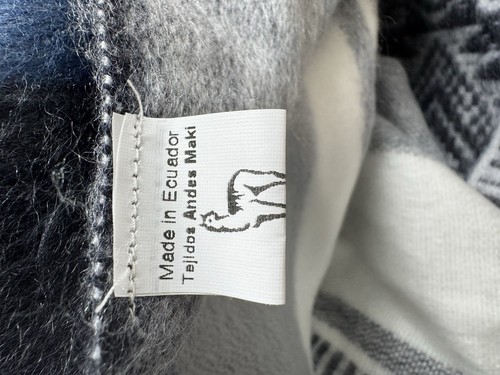 Poncho Lana Alpaca Color Lineal Tejido en Ecuador Suave Unisex Abotonado Abierto - Imagen 12 de 14