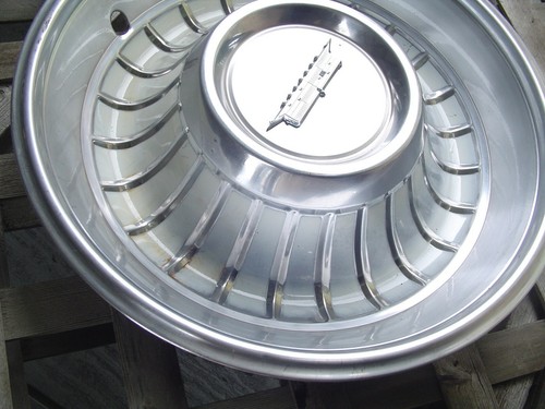 ONE 1961 1962 CADILLAC CADY FLEETWOOD DEVILLE ELDORADO HUBCAP VINTAGE ANTIQUE - Picture 2 of 4
