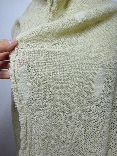 Scialle all'uncinetto tessuto vintage color crema con pom pom - Foto 11 di 12