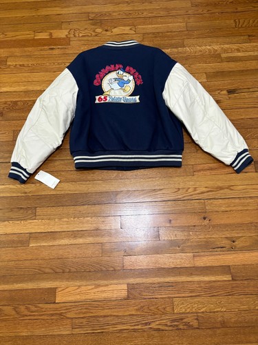GIACCA PELLE DONALD DUCK SPECIAL EDITION 65 ANNI FEISTY TAGLIA XL NUOVA CON ETICHETTE NOS - Foto 13 di 15