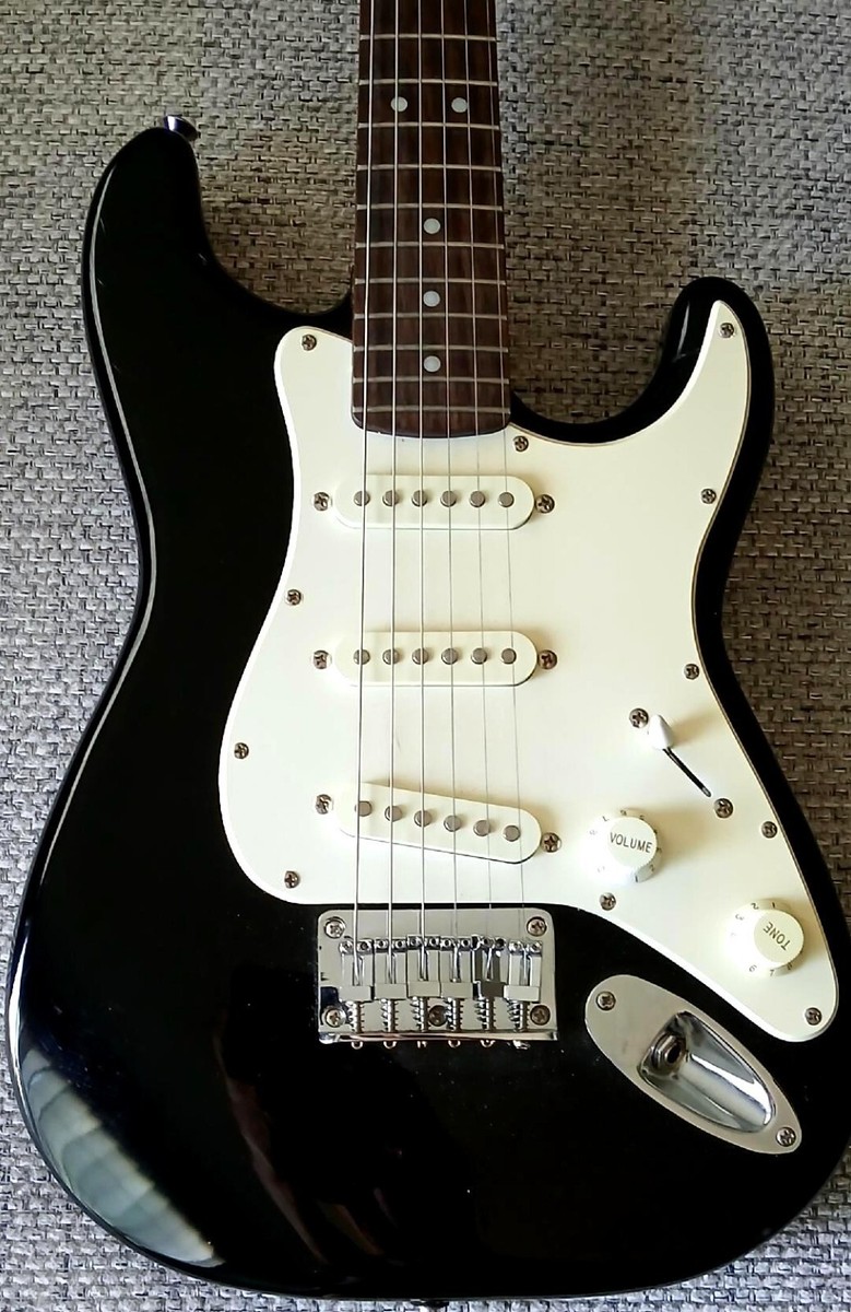 Black FENDER Squier MINI Stratocaster 3/4 Electric Guitar Black FENDER Squier MINI Stratocaster 3/4 Electric Guitar