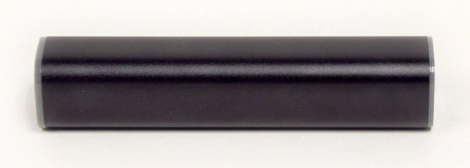 NUEVO Paquete Cargador de Batería Portátil Insignia 2600mAh con Cable USB TAMAÑO LÁPIZ LABIAL Foto 2 de 3