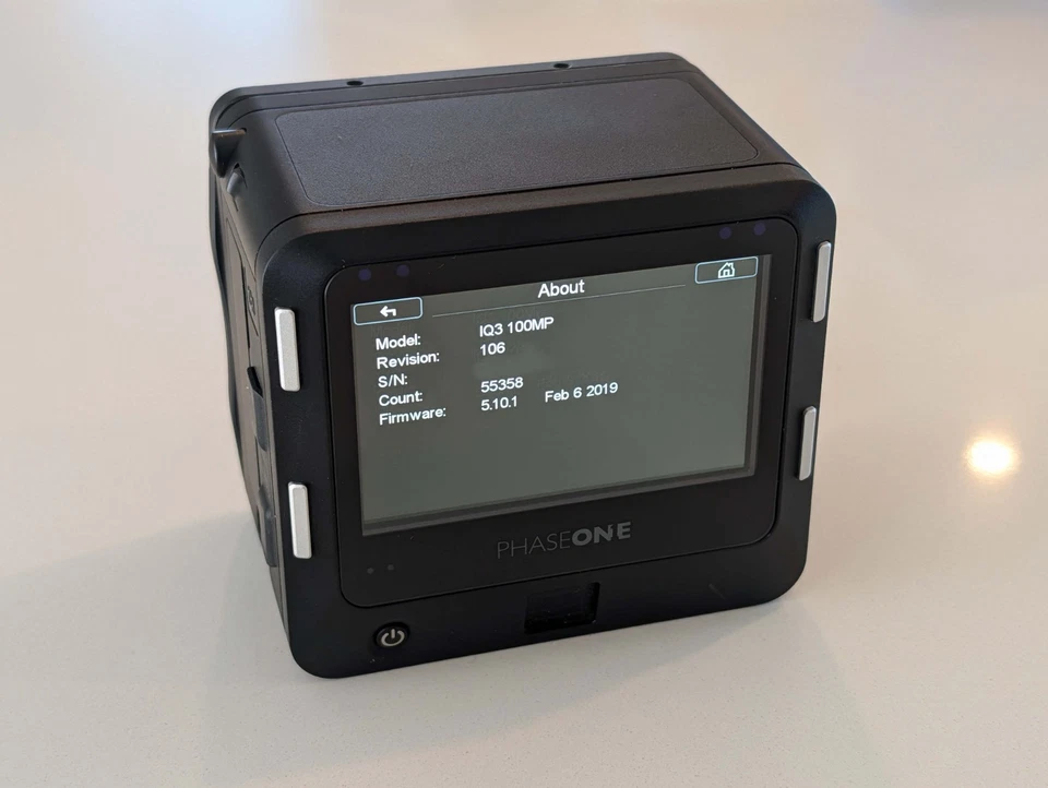 Parte posterior digital Phase One IQ3 100MP con baterías, cargador, tarjetas CF, cables M645 Foto 2 de 4