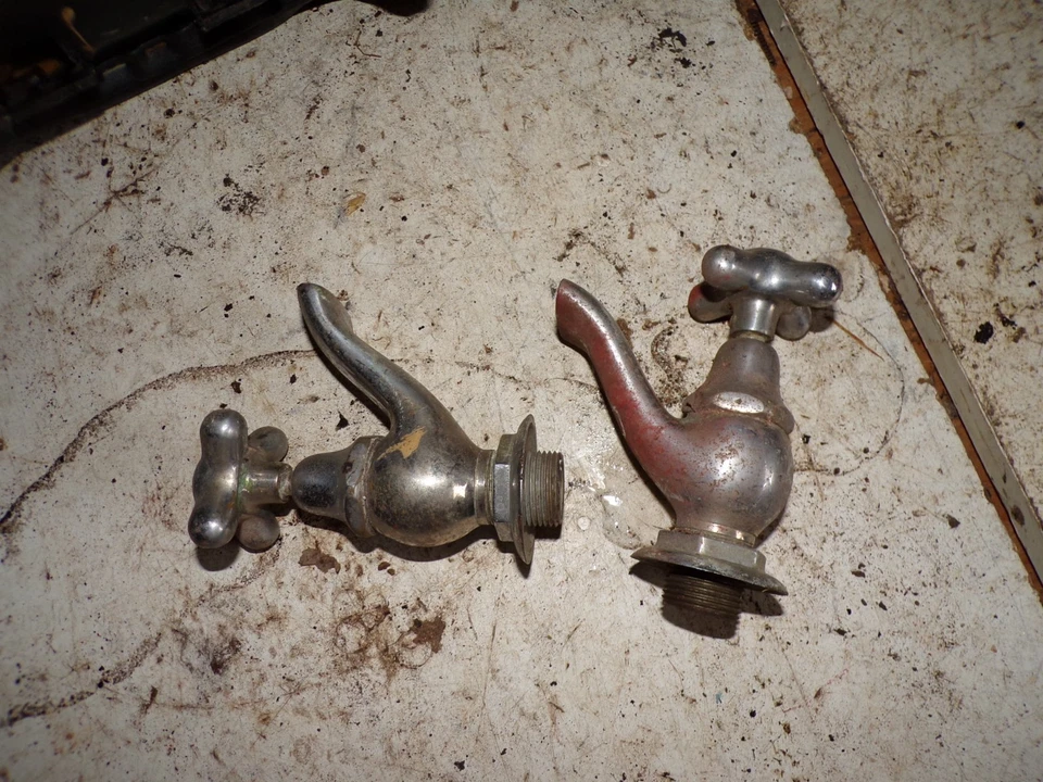 Paire de robinets porcher chaud froid 111125 - Photo 2/3