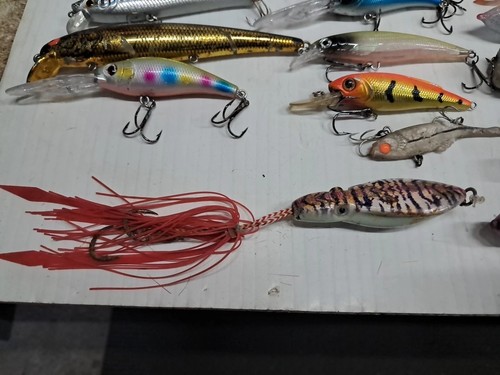 MIXED FISHING LURES X 70 VERY SMALL TO LARGE INC. TASSIE DEVIL - Picture 7 of 22