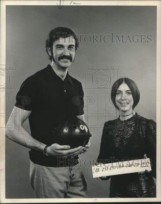 1971 Press Photo Bowler Bob Singleton poses with girl friend Lydia Peebles