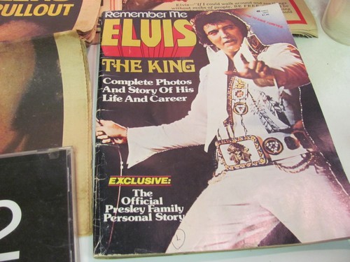 Vintage LOT OF ELVIS PRESLEY MEMORABILIA Newspaper, Magazines, Print, Tins, CD - Bild 2 von 11