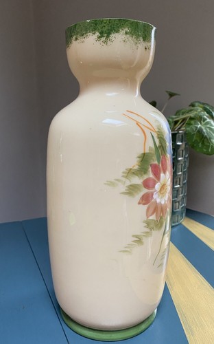ANTICO VASO VITTORIANO LATTE VETRO OPALINO DIPINTO A MANO FIORI E SCENA ALTO 26 cm - Foto 6 di 15
