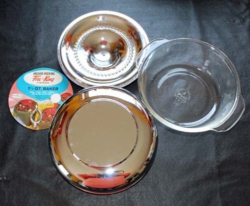 Vintage 1960's Fire King Baker 1.5 Quart Casserole Dish with Metal holder & Lid - Picture 2 of 5