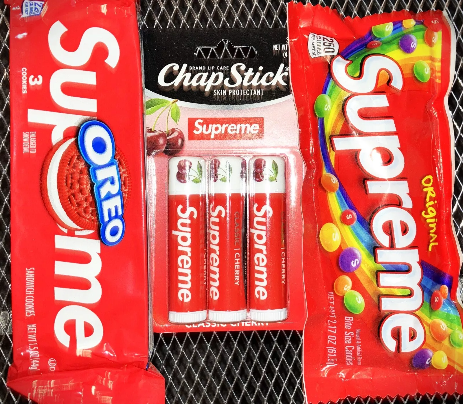 Lot d'accessoires vintage Supreme   Skittles / Oreos / Chap Stick