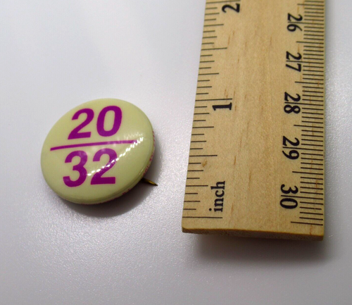 20/32 Pinback Button weiß rosa Zahlen Vintage Emblem & Badge RI - Bild 8 von 9