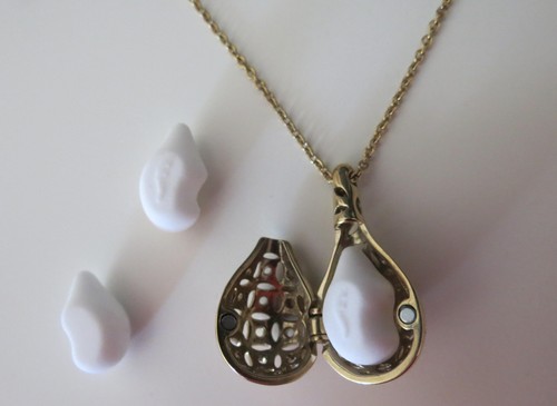 FLO Women Fashion Perfume Fil Jewelry Drop Pendant Necklace Chain Fragrance GOLD - Picture 4 of 5