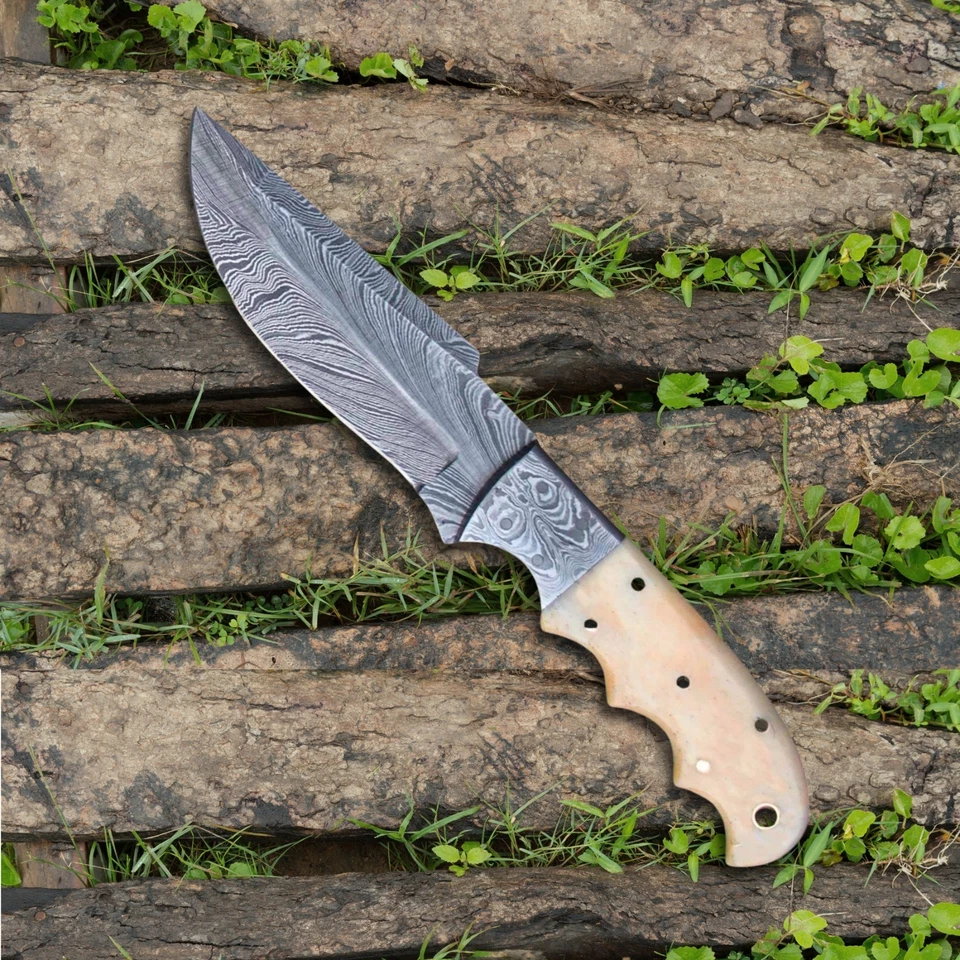 Cuchillo de caza de hoja fija con patrón de plumas de 4,5" acero Damasco con mango de hueso Foto 4 de 4