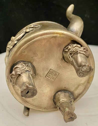 JUEGO DE DOS TETERAS TIBETANAS/CHINAS DE LATÓN/BRONCE Y METAL DE COLECCIÓN, MARCADAS c1970 en muy buena condición - Imagen 10 de 21