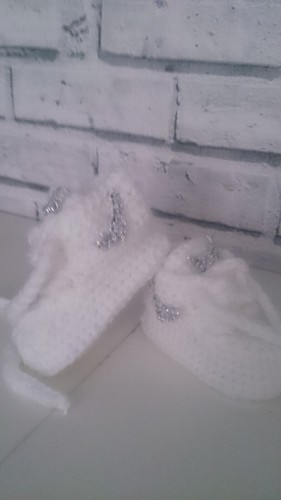 BABY CROCHET SHOES YOUR BABY'S NAME HANDMADE WOOL TRAINERS SILVER WHITE - Picture 2 of 4