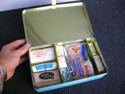 FIRST AID SET BOX VINTAGE CAR RED ERSTE HILFE CLASSIC OLDTIMER ACESSORY - Picture 3 of 5