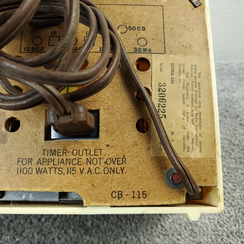 TRAV-LER Karenola 56-C42 Tube Radio Clock Mid Century White Vintage Not Working - Picture 11 of 15
