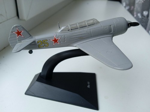 Modellino aereo da addestramento sovietico Yak-11 Yakovlev anno 1946 scala 1/80 con supporto - Foto 4 di 12