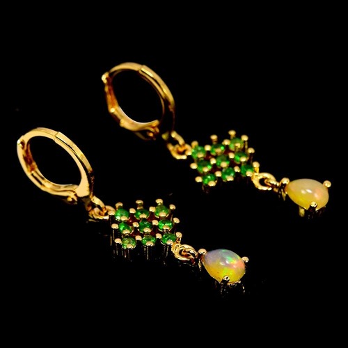 PENDIENTE NATURAL AAA ARCO IRIS ÓPALO Y TSAVORITA GRANATE LATÓN CHAPADO EN ORO AMARILLO - Imagen 5 de 6