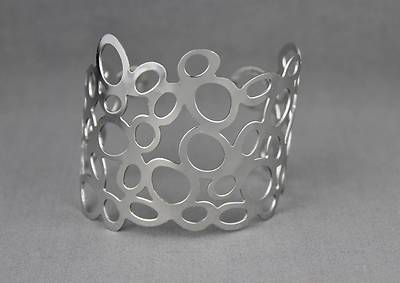 Silver tone cutout circles filigree pattern metal bangle  display picture 1