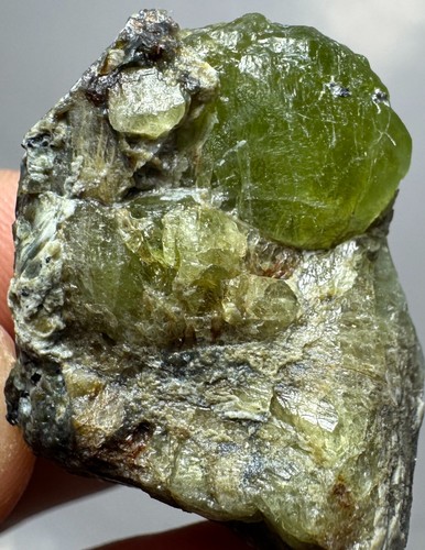 Natürlicher 32g Peridot Kristall auf Matrix schöner Edelstein aus Pakistan - Bild 7 von 9