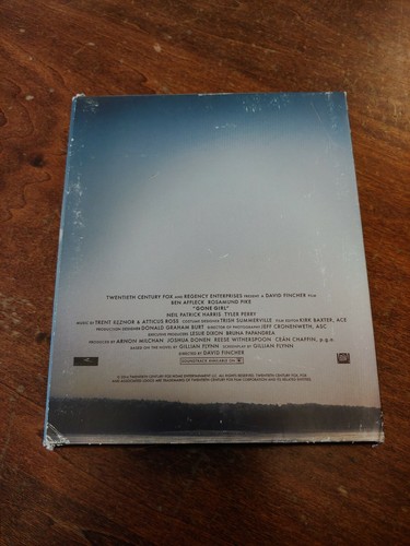 GONE GIRL BLU-RAY DISC VERY GOOD INCLUDES AMAZING AMY BOOK & SLIPCOVER - Picture 2 of 3