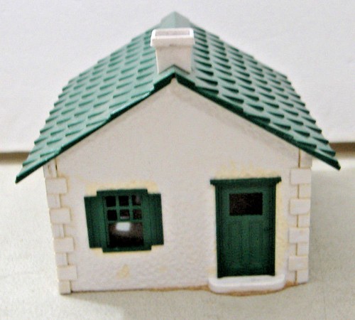PLASTICVILLE O SCALE~ COTTAGE~WHITE WITH DARK GREEN ROOF WINDOWS & DOORS - Picture 2 of 6